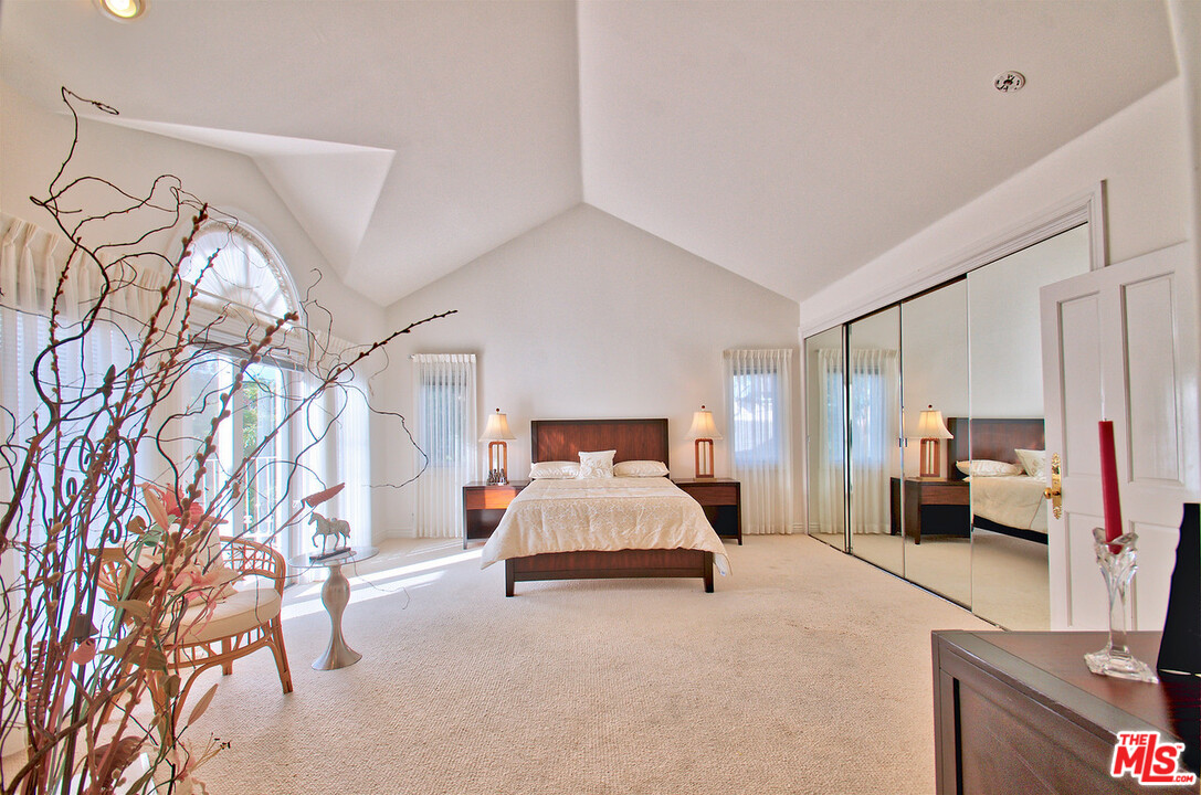381 North Bonhill Road Los Angeles, CA 90049 - Photo 16 of 22 Gallery Image 16