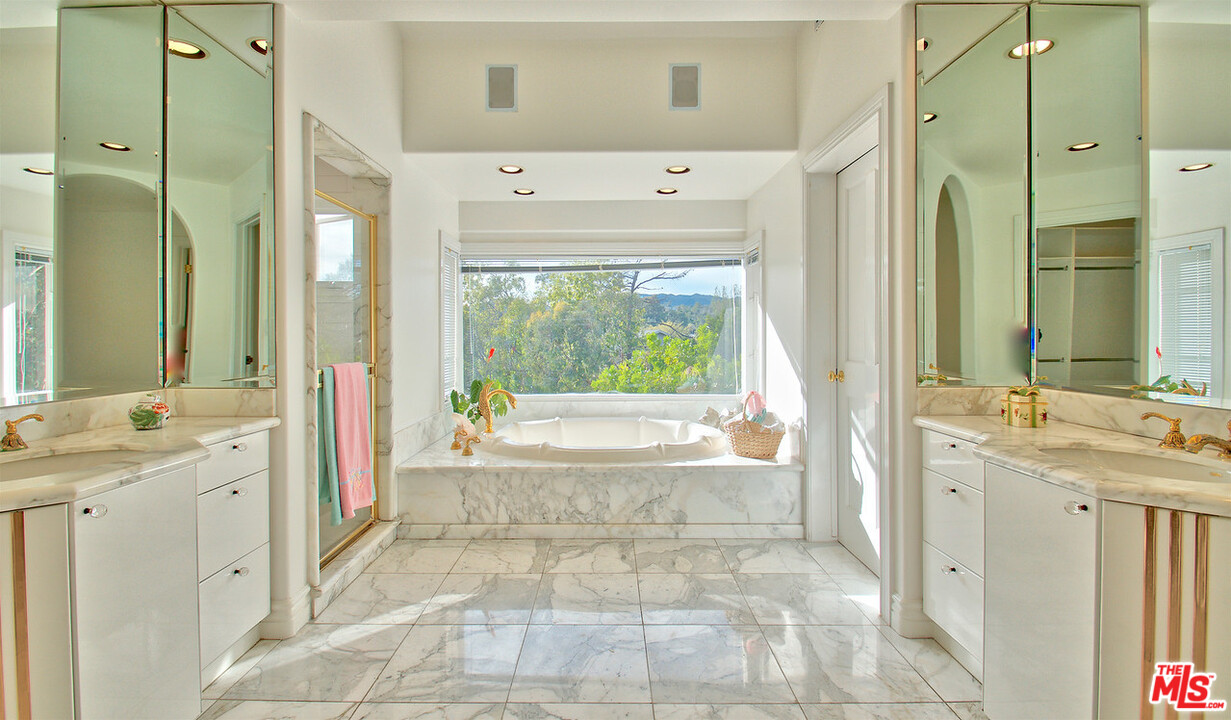 381 North Bonhill Road Los Angeles, CA 90049 - Photo 17 of 22 Gallery Image 17