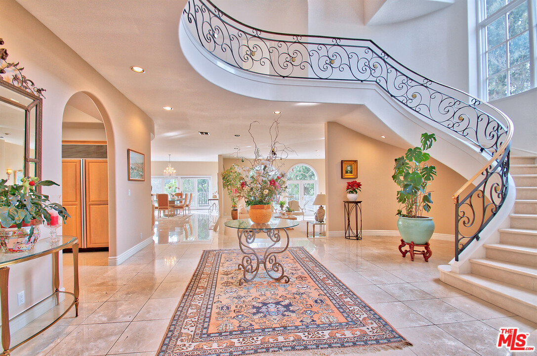 381 North Bonhill Road Los Angeles, CA 90049 - Photo 4 of 22 Gallery Image 4