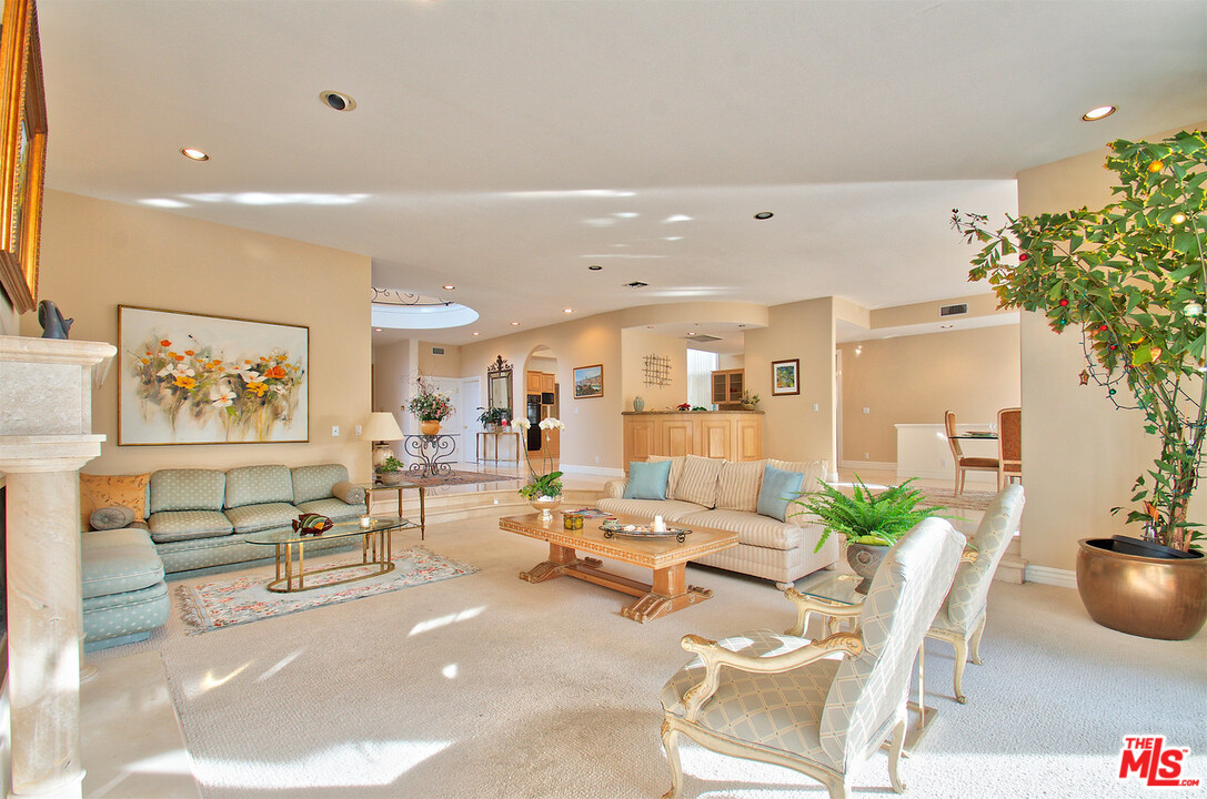 381 North Bonhill Road Los Angeles, CA 90049 - Photo 7 of 22 Gallery Image 7