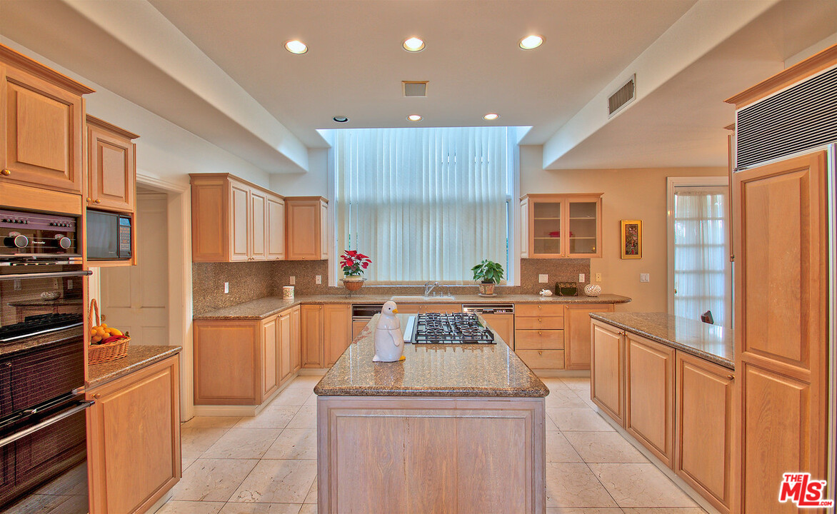 381 North Bonhill Road Los Angeles, CA 90049 - Photo 10 of 22 Gallery Image 10
