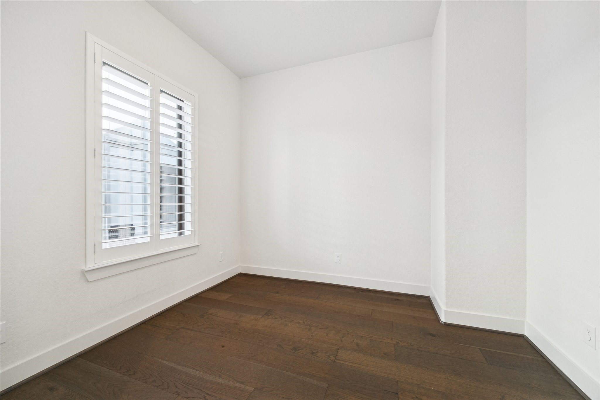 1122 Thompson Street Houston, TX 77007 - Photo 14 of 25 an empty room with a window