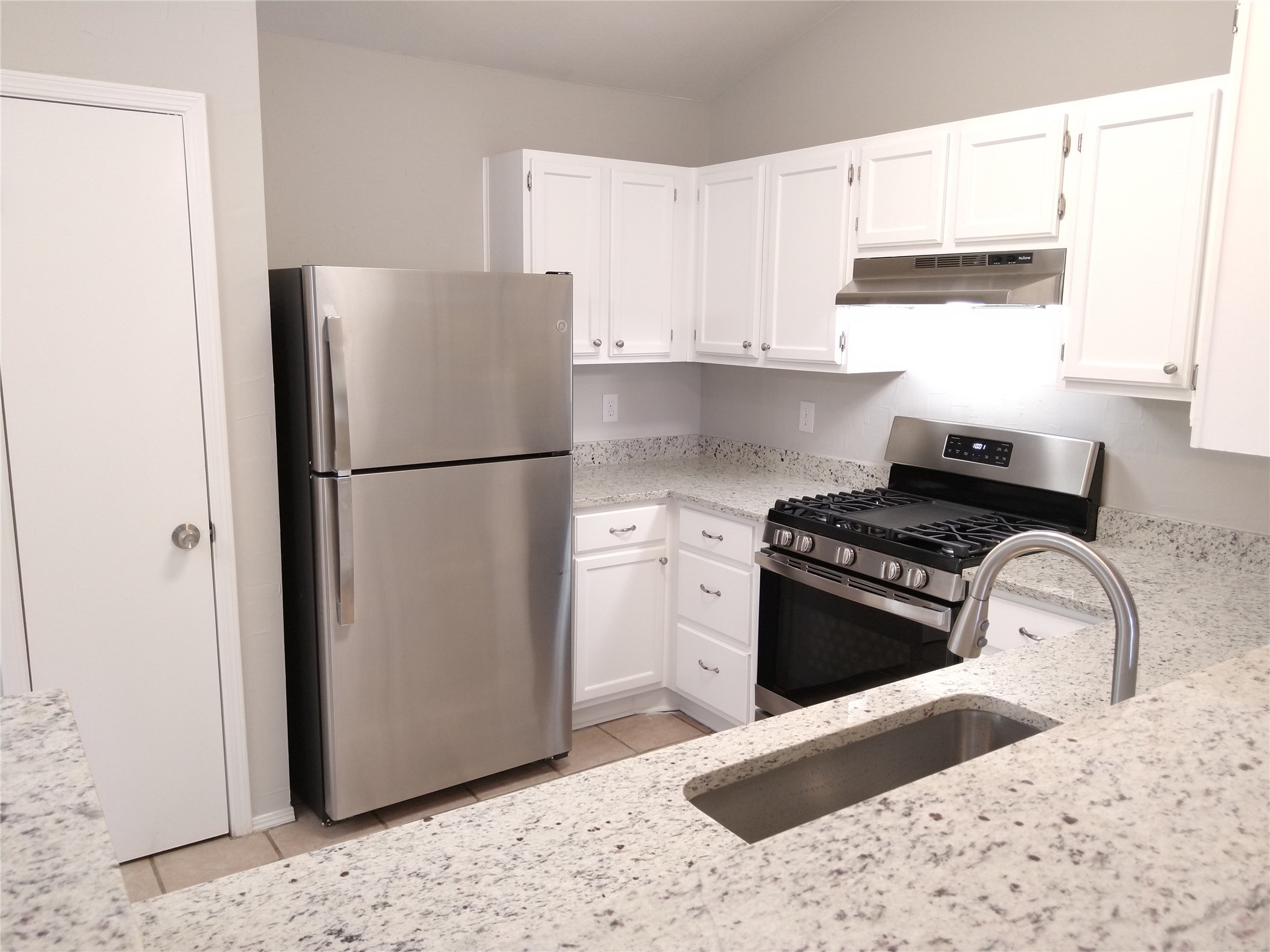 1813 Laurel Path Round Rock, TX 78664 - Photo 16 of 35 A well-appointed kitchen showcasing elegant granite countertops and modern appliances.