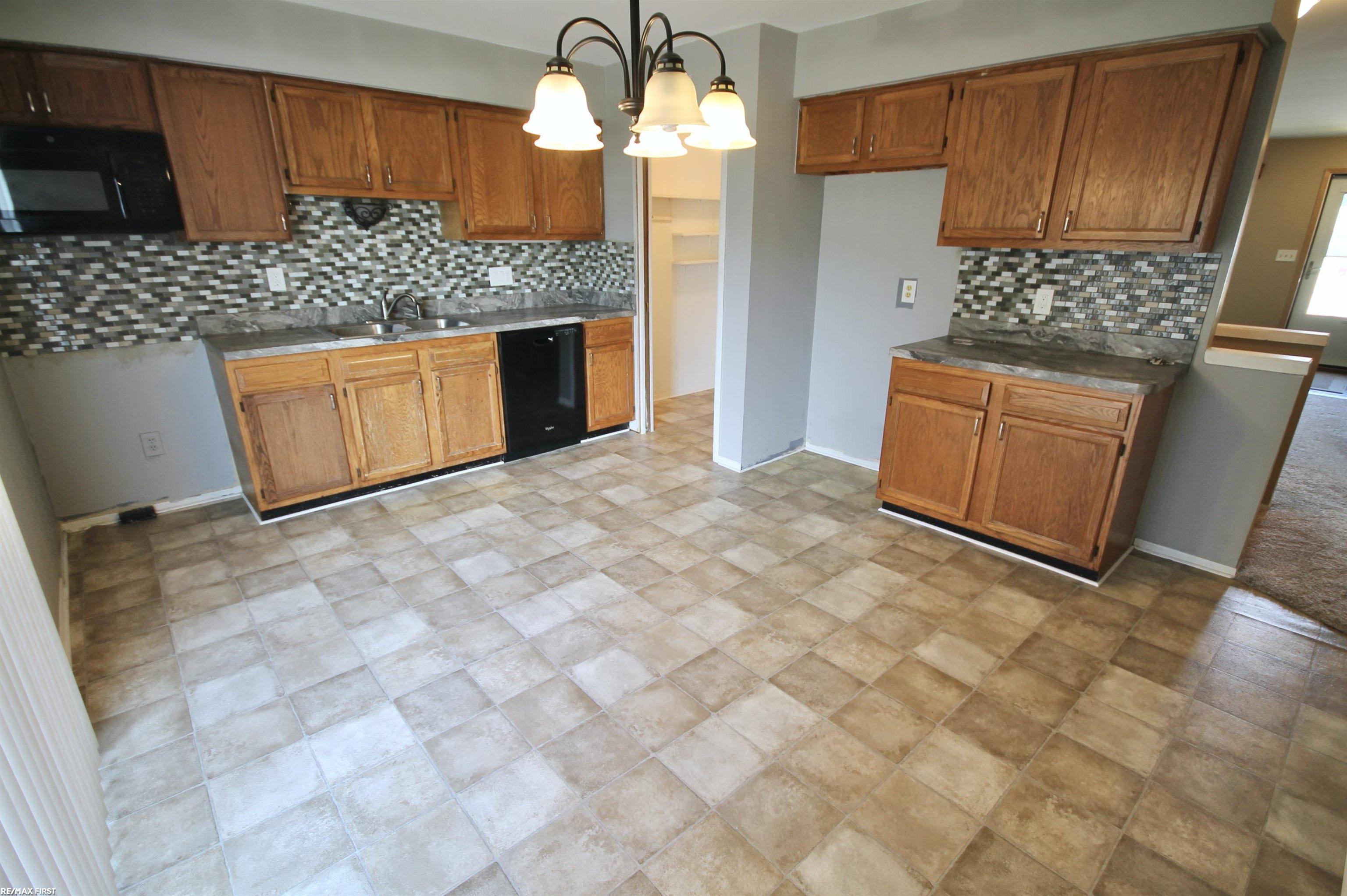 342 Fairgrove Street Romeo, MI 48065 - Photo 6 of 28 50201024-36b9c39f-b836-434d-9d78-e233cd54ee1b.JPG