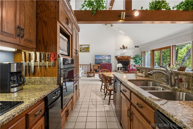 $890,000 | 517 Foxhead Shores Drive, Linn Creek, MO 65052