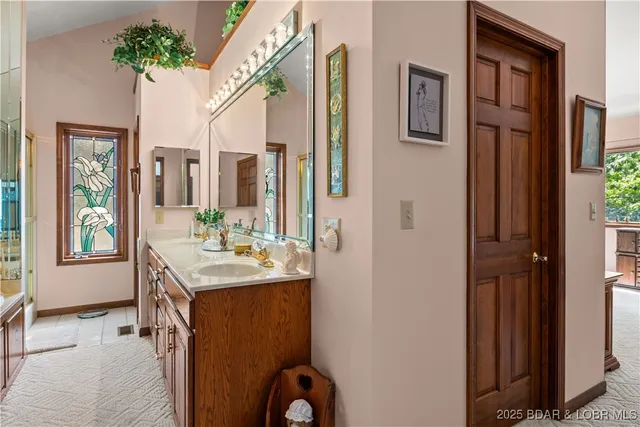 $890,000 | 517 Foxhead Shores Drive, Linn Creek, MO 65052