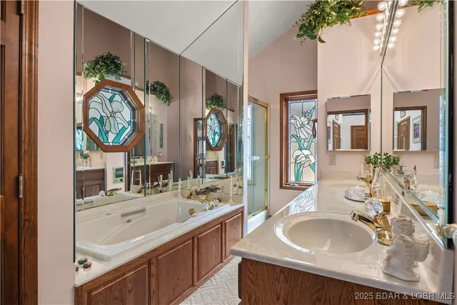 $890,000 | 517 Foxhead Shores Drive, Linn Creek, MO 65052