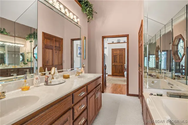 $890,000 | 517 Foxhead Shores Drive, Linn Creek, MO 65052