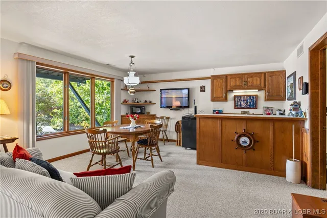 $890,000 | 517 Foxhead Shores Drive, Linn Creek, MO 65052