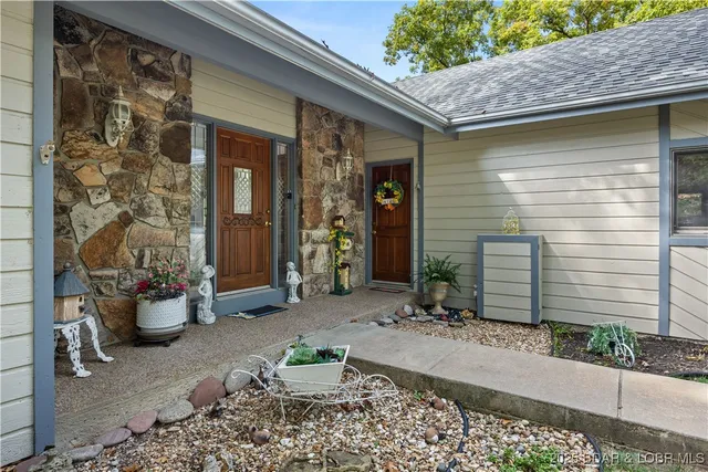 $890,000 | 517 Foxhead Shores Drive, Linn Creek, MO 65052