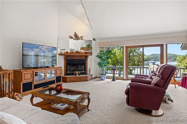 $890,000 | 517 Foxhead Shores Drive, Linn Creek, MO 65052