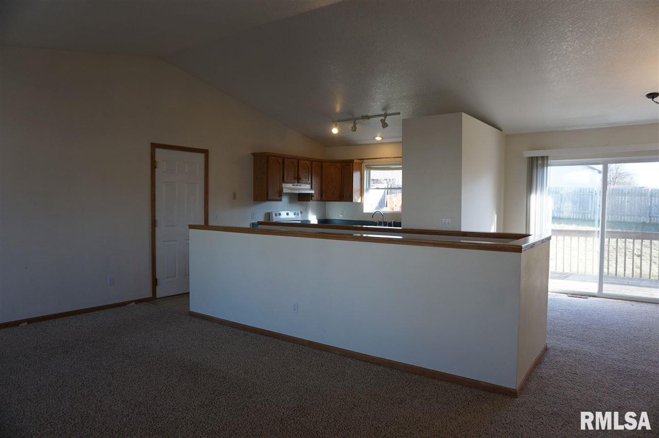 6215 Appomattox Road Davenport, IA 52806 - Photo 6 of 12 Gallery Image 6