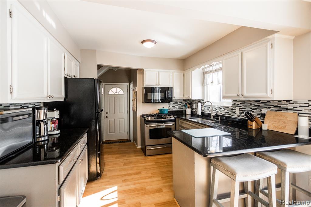 2023 Hampton Road Grosse Pointe Woods, MI 48236 - Photo 10 of 33