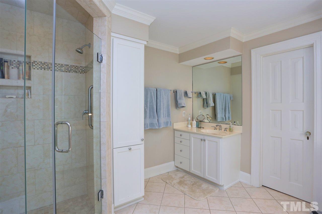 341 Tenney Circle Chapel Hill, NC 27514 - Photo 13 of 21 a bathroom with a sink and mirror