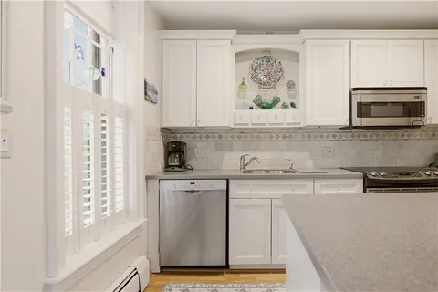 $3,000 | 158 Narragansett Avenue, Unit I, Newport, RI 02840