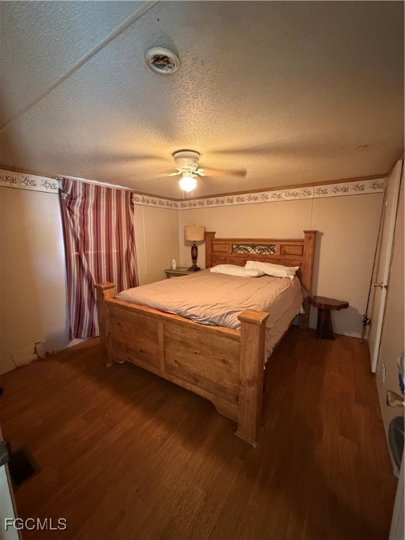 1660 Davidson Road Clewiston, FL 33440 - Photo 19 of 23 a bedroom with a bed and a table