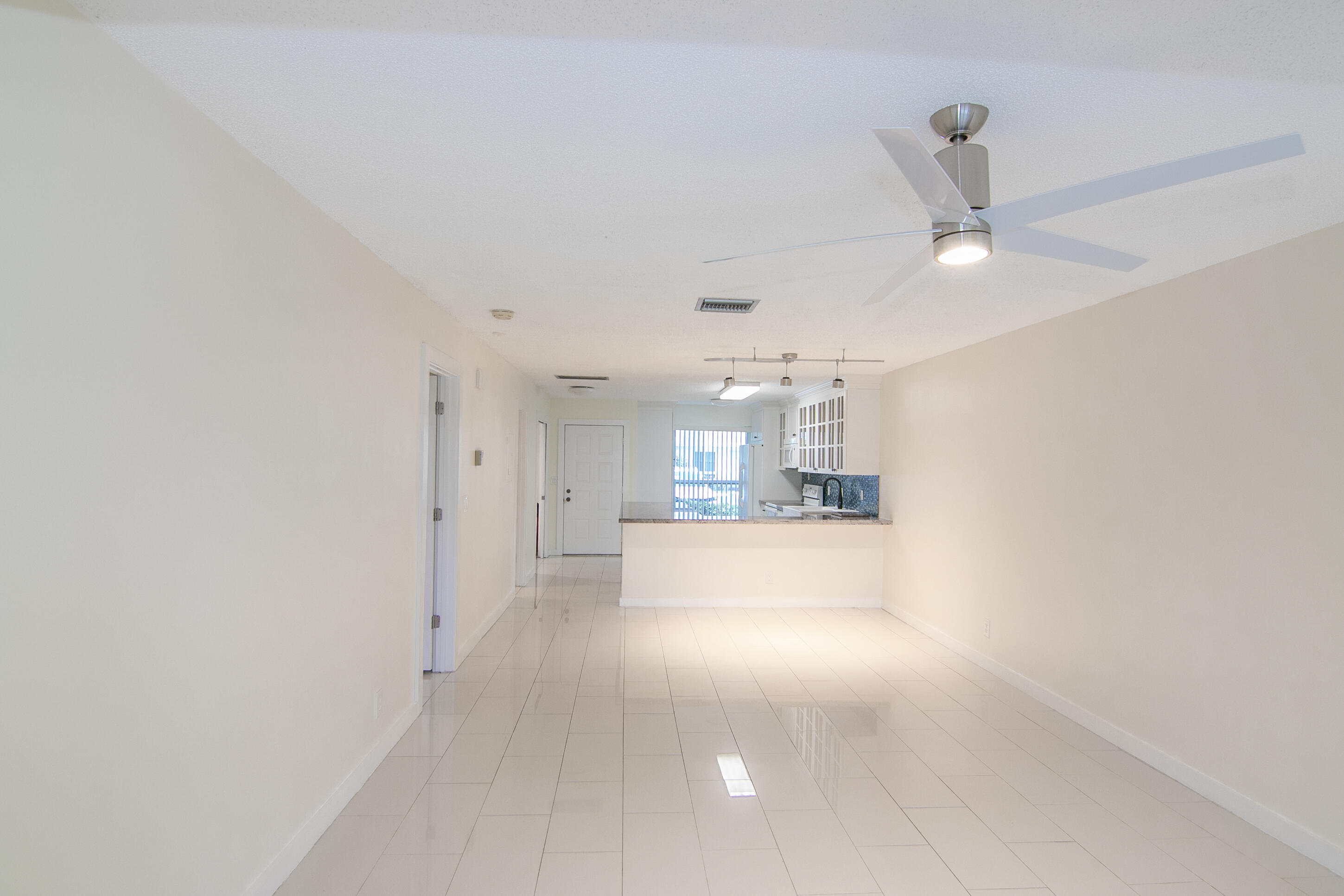13741 Flora Place, Unit B Delray Beach, FL 33484 - Photo 10 of 34 Livingroom