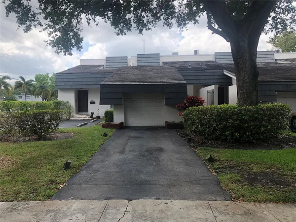 $320,000 | 455 Northwest 68th Avenue, Unit 702, Plantation, FL 33317