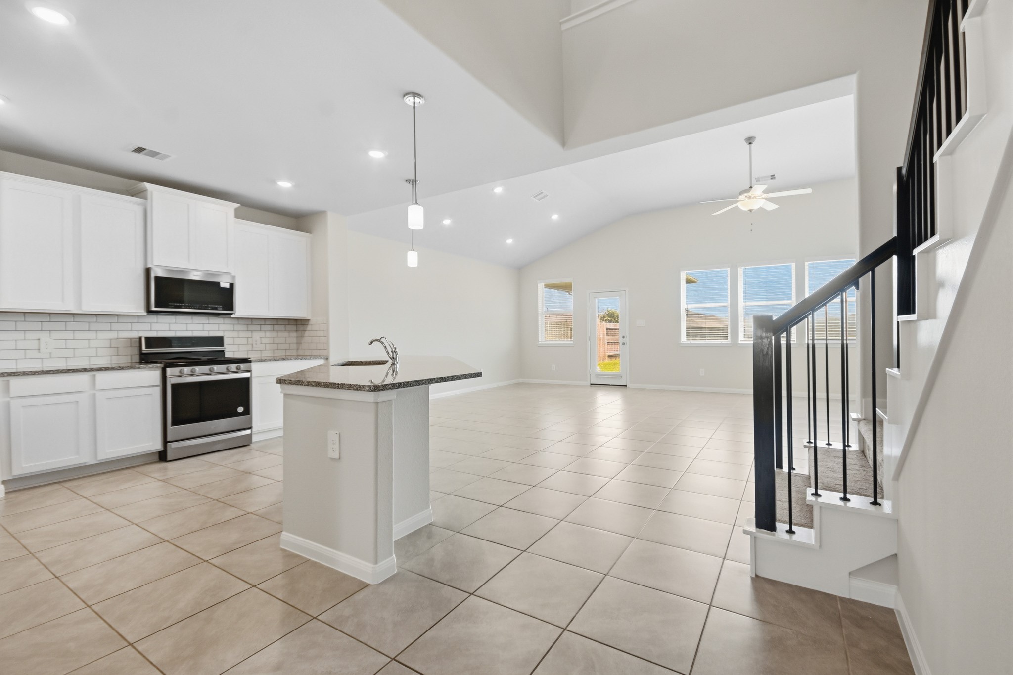 10723 Clfs Vw Drive Rosharon, TX 77583 - Photo 14 of 50 Additional seating at the kitchen island with pendant lighting!