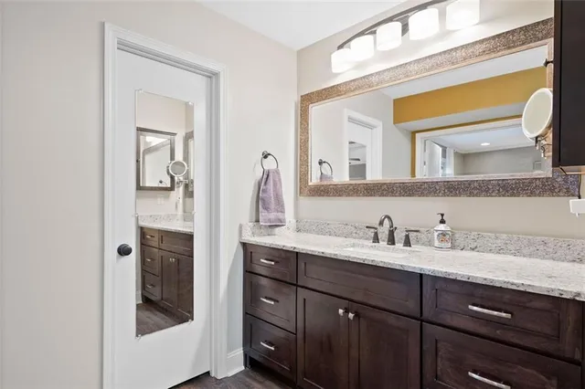 a en suite bathroom with a double vanity sink and mirror