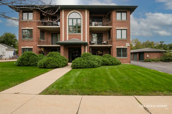 $2,600 | 616 East 5th Avenue, Unit 101, Naperville, IL 60563