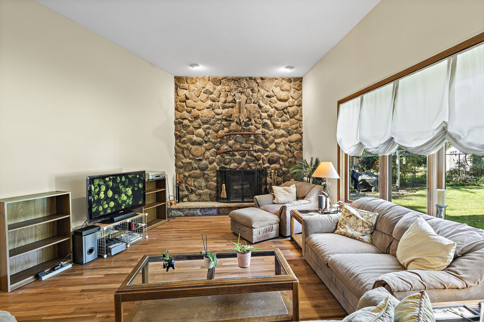 450 Kent Road Riverside, IL 60546 - Photo 5 of 29 a living room with furniture