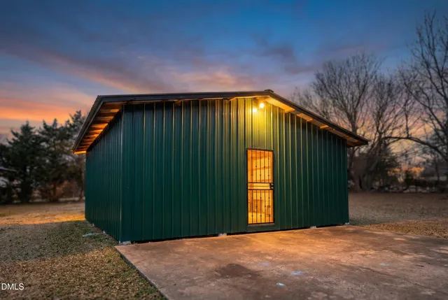 a view of a house with backyard and tree