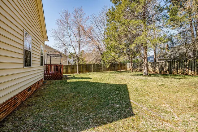 a view of yard with tree