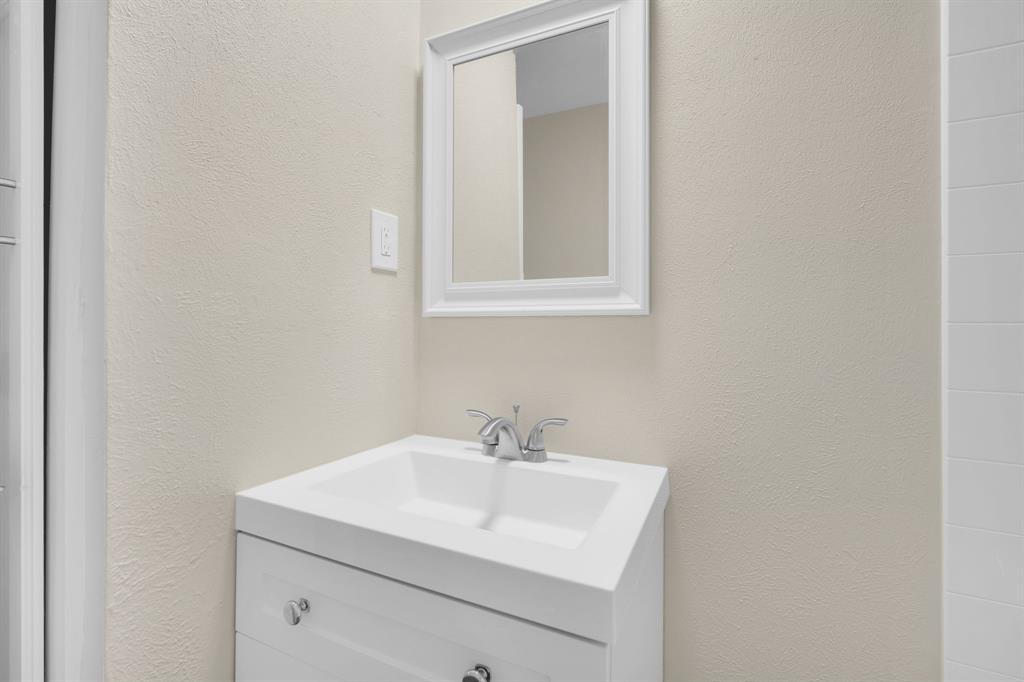 709 George Hopper Road Midlothian, TX 76065 - Photo 8 of 15 a bathroom with a sink and a mirror
