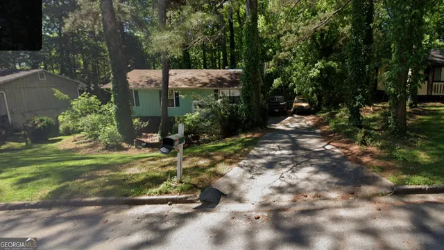 a view of a back yard