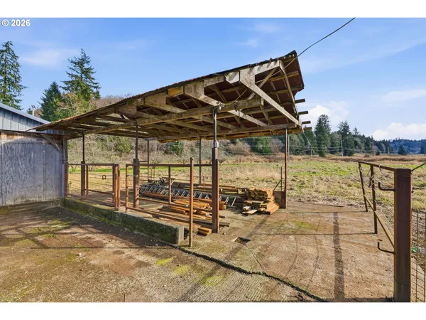 a view of a house with backyard