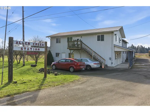 a view of a house with backyard and deck