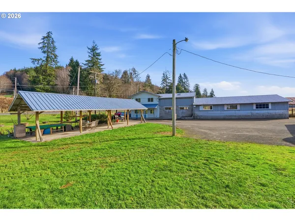 a view of a house with a yard