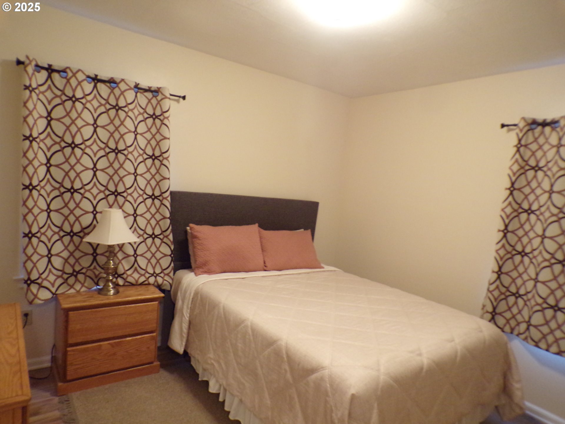 960 Shipping Street Northeast Salem, OR 97301 - Photo 12 of 29 a large bed sitting in a bedroom next to a wall