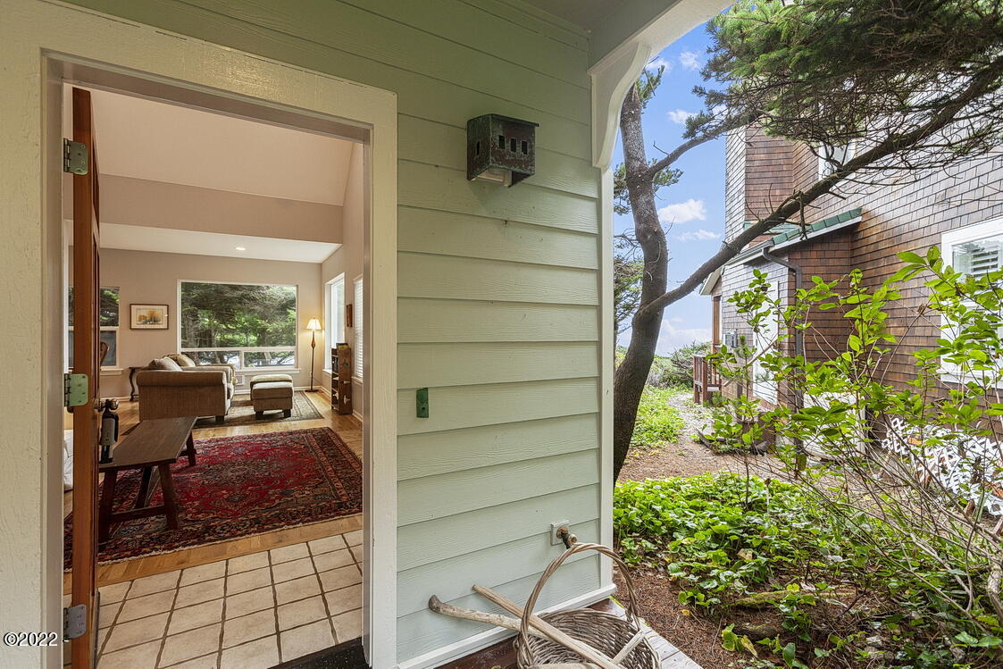 2140 Overleaf Loop Yachats, OR 97498 - Photo 5 of 29 Front Entry