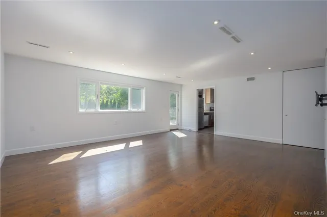 a picture of a wall with red and white walls