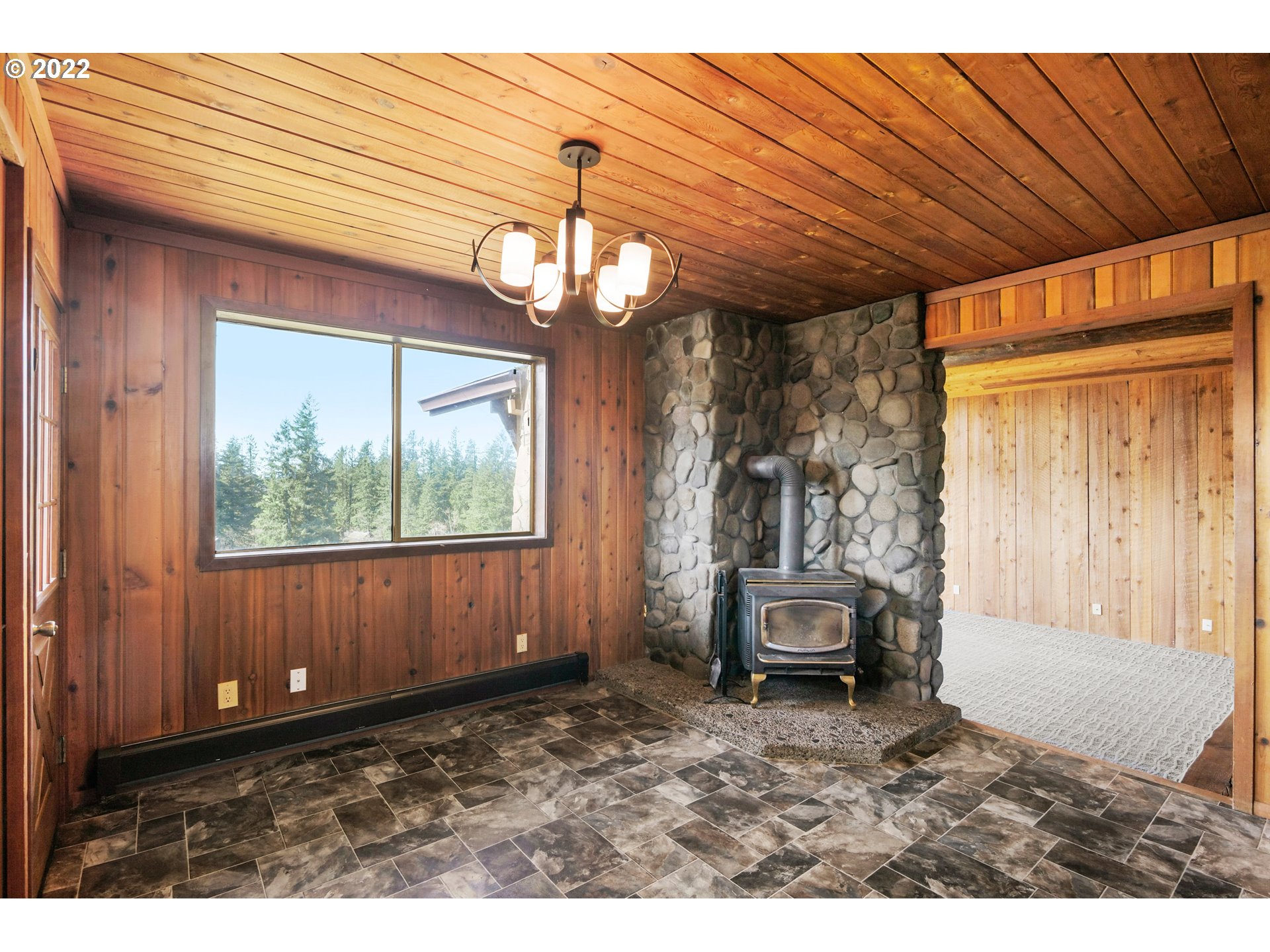 25861 South Larkin Road Beavercreek, OR 97004 - Photo 13 of 32 a room with furniture and a window