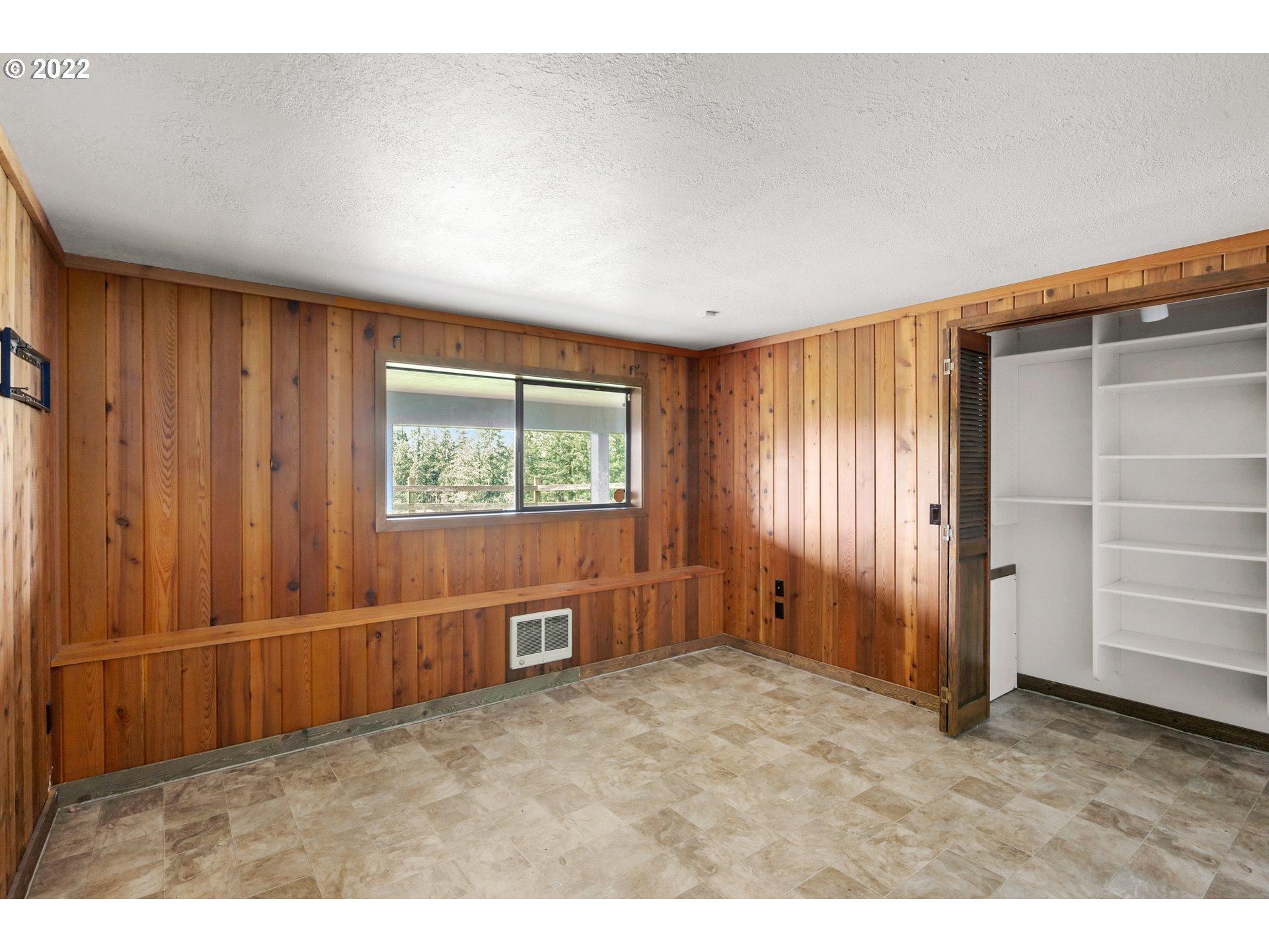 25861 South Larkin Road Beavercreek, OR 97004 - Photo 20 of 32 an empty room with windows