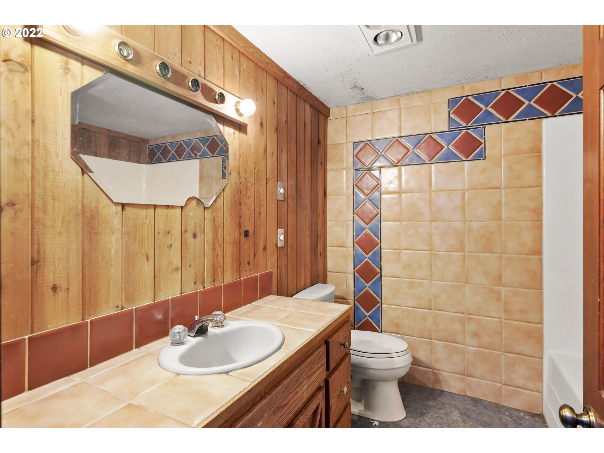 25861 South Larkin Road Beavercreek, OR 97004 - Photo 21 of 32 a bathroom with a sink toilet and shower