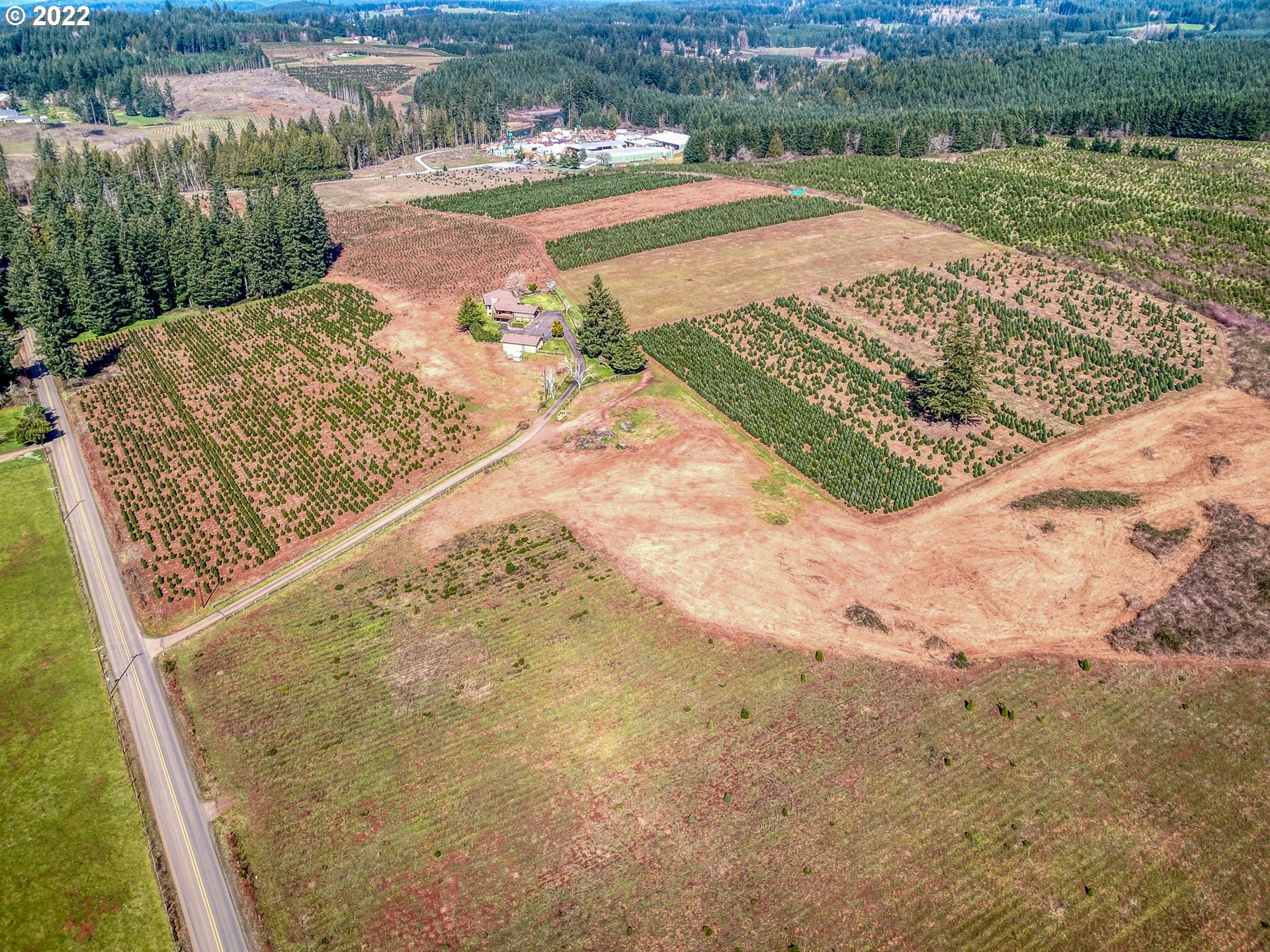 25861 South Larkin Road Beavercreek, OR 97004 - Photo 26 of 32 a view of a yard with wooden fence