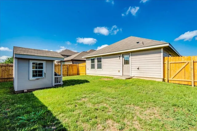a view of a house with backyard and garden