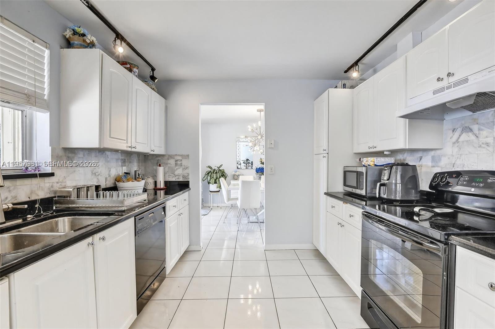 9710 Southwest 9th Court Pembroke Pines, FL 33025 - Photo 11 of 38