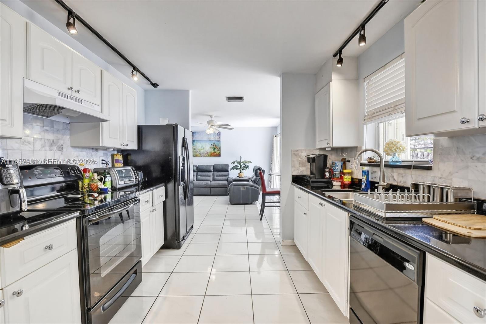 9710 Southwest 9th Court Pembroke Pines, FL 33025 - Photo 10 of 38