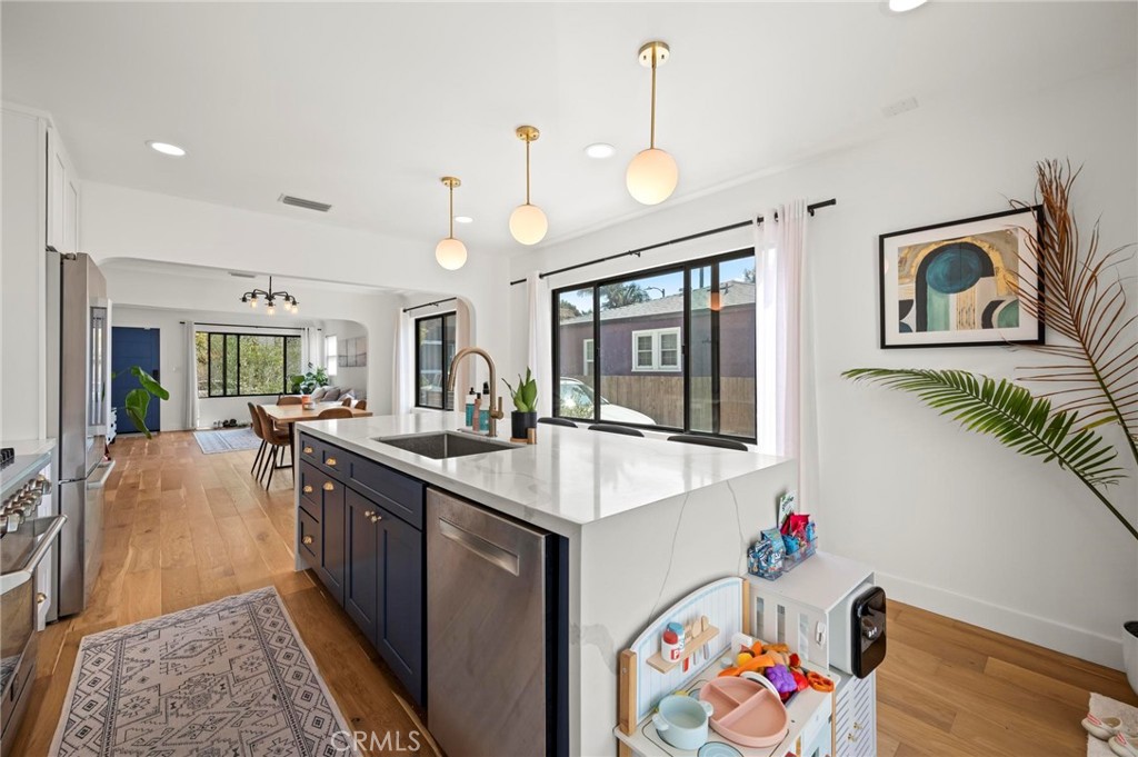 3345 Oakhurst Avenue Los Angeles, CA 90034 - Photo 3 of 49 a very nice looking room with a large window