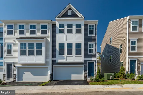 $549,000 | 18297 Summit Pointe Drive, Triangle, VA 22172