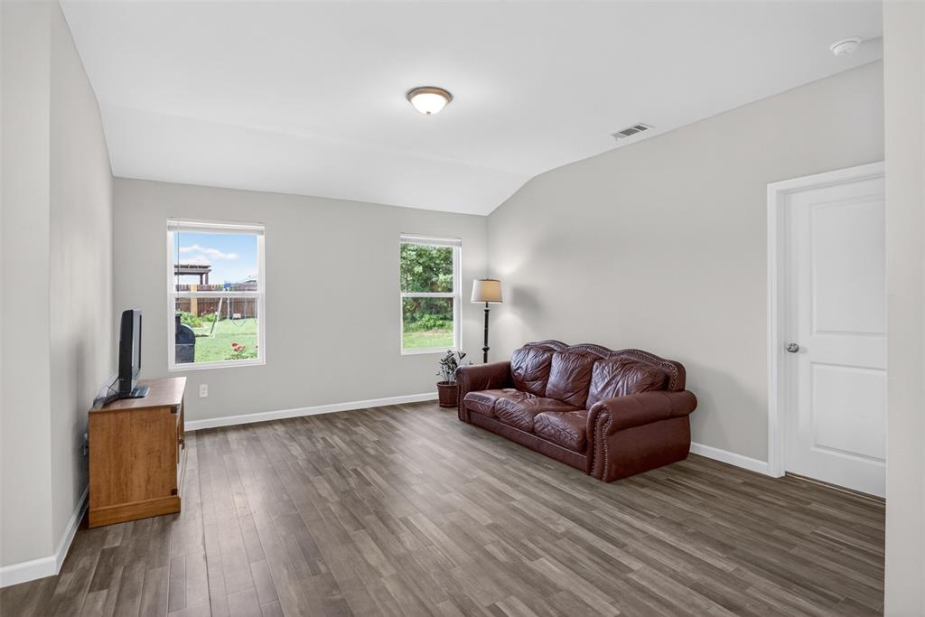 901 East 3rd Street Springtown, TX 76082 - Photo 4 of 38