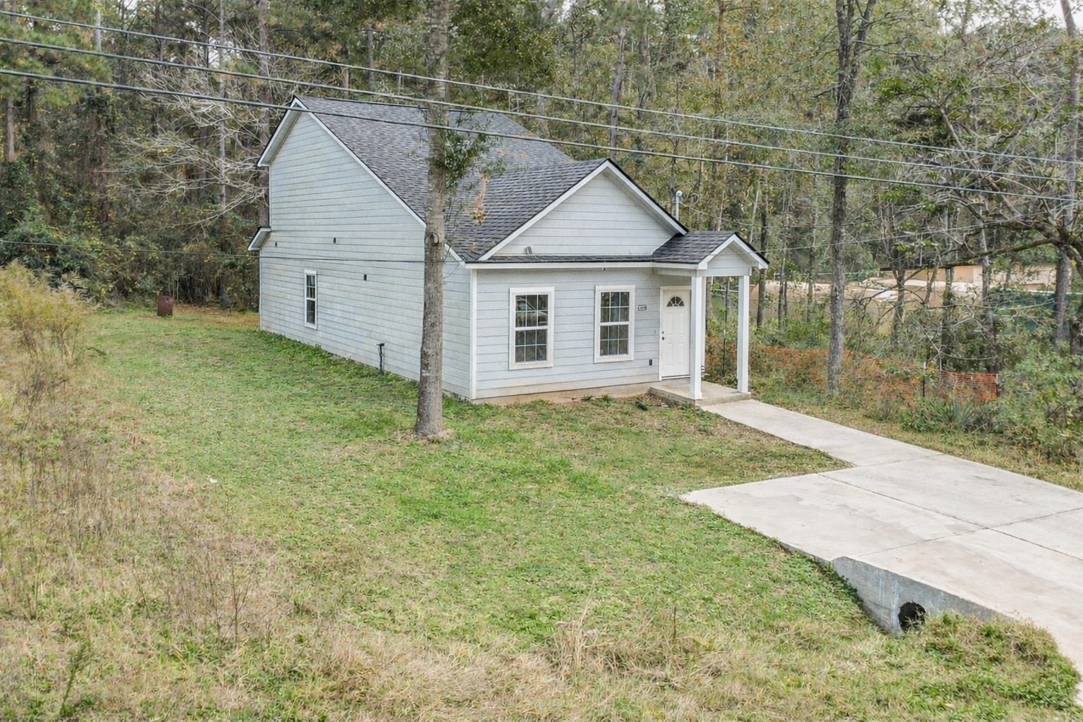 a view of a house with a yard