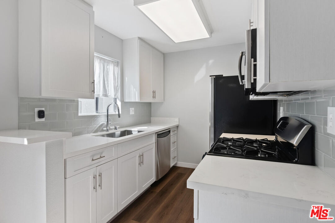 29239 Heathercliff Road, Unit 12 Malibu, CA 90265 - Photo 15 of 32 a kitchen with a sink stove and refrigerator