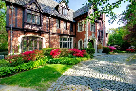 a view of a house with a yard and garden