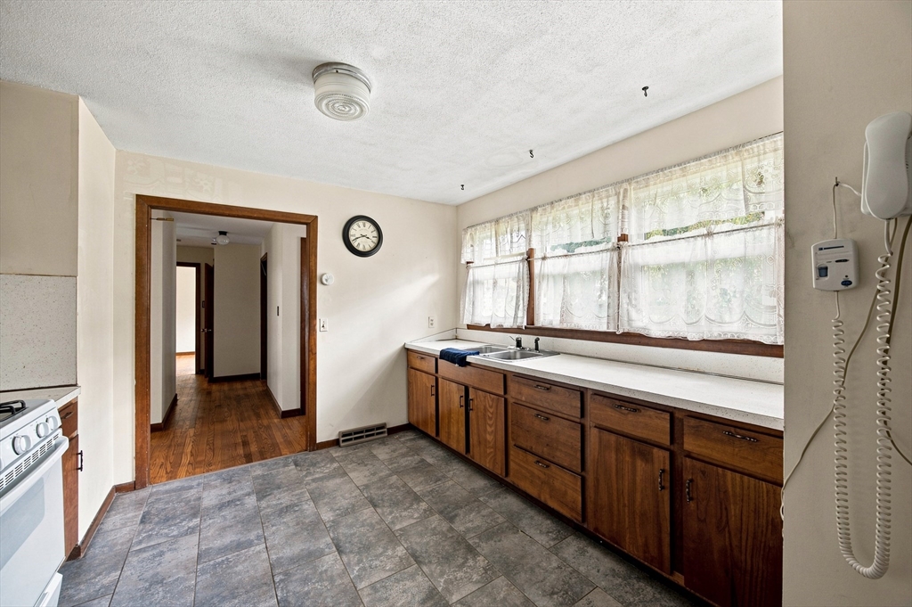 115 Bemis Road Holyoke, MA 01040 - Photo 7 of 29 Gallery Image 7